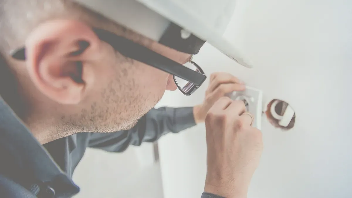 Elektriker monterar en anslutning i en vägg under en installation